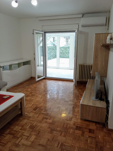 Prodaja stan Bežanija Beograd rampa za invalidska kolica pogled na park ogromna terasa staklena zimska kuća renovirana nameštena zakupna imovina